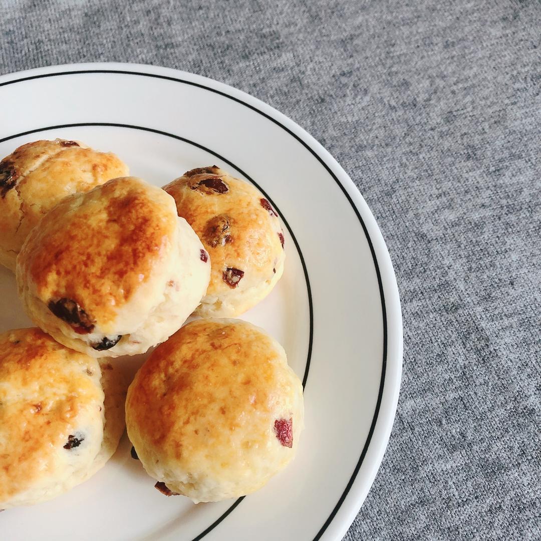 【视频】3分钟 奶油司康Scone(可能是世界上最快手的司康) 消耗淡奶油～