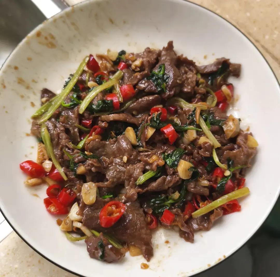 好吃到邻居敲门蹭饭的芹菜炒牛肉！