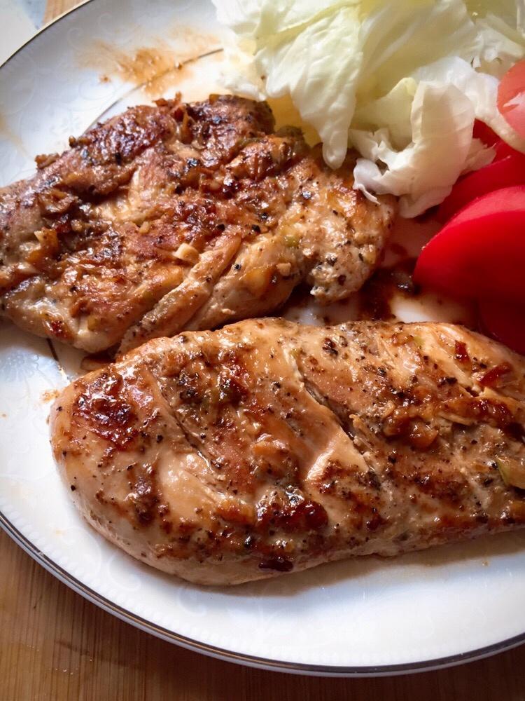 酷炫屌炸天好吃的煎鸡胸肉（香蒜蜂蜜煎鸡胸肉）