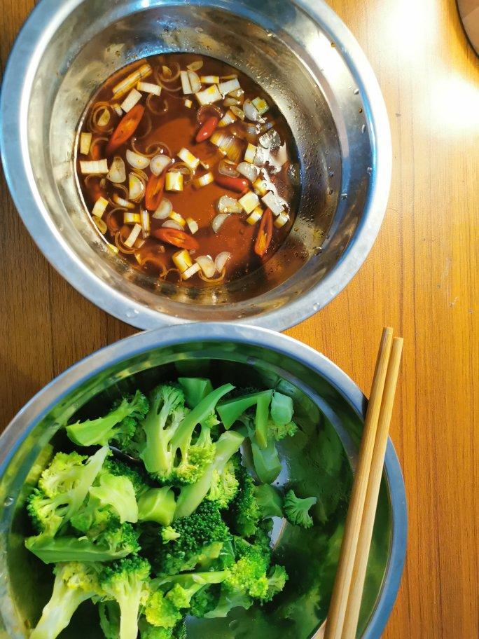 减肥菜单～减脂宝宝的必备菜肴水煮西兰花，新手也能做的很好吃，奉上灵魂料汁