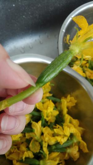 蒜香炝黄瓜花的做法 步骤1