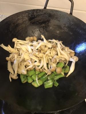 芦笋蘑菇炒牛肉粒（高蛋白减脂餐）的做法 步骤7