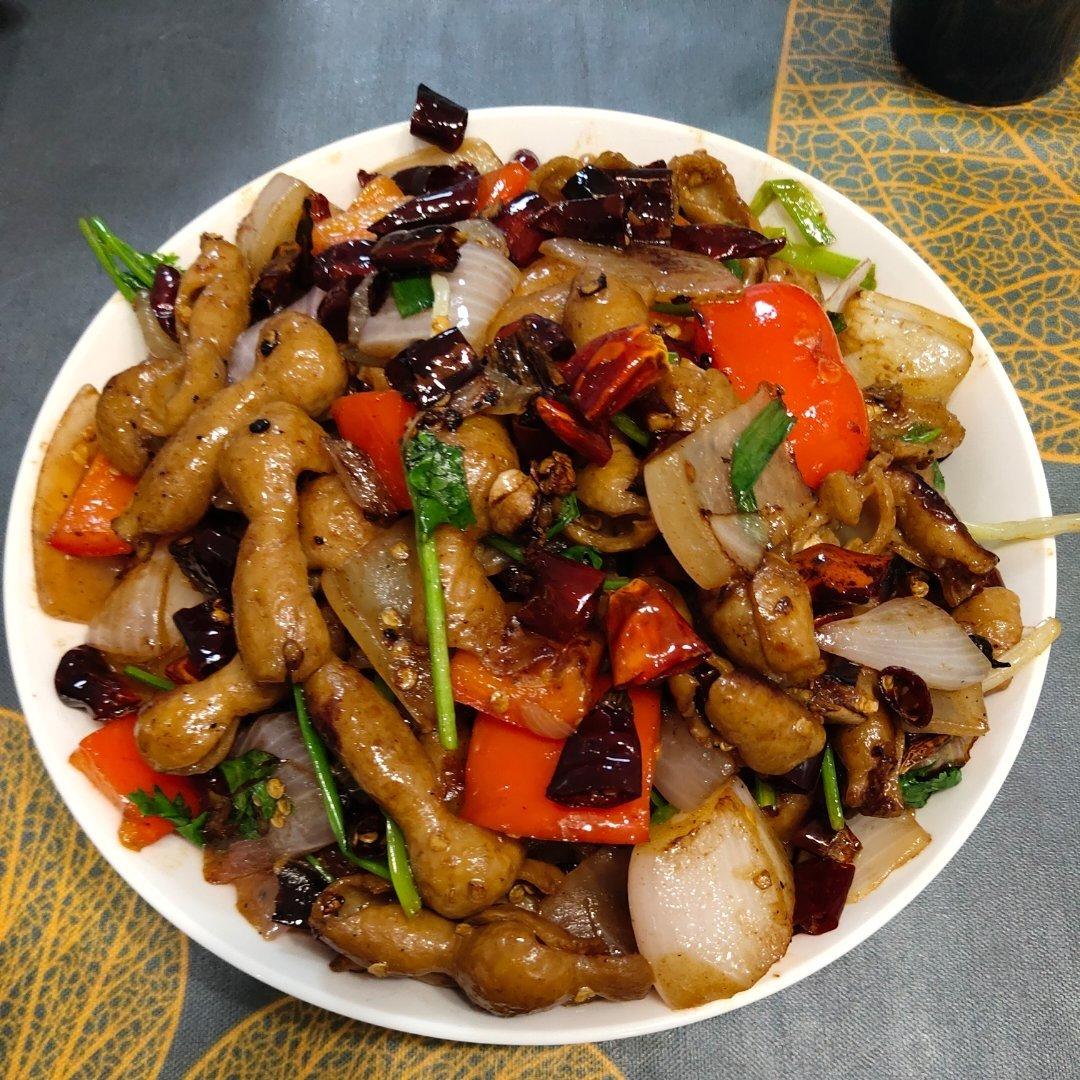 厨师长教你：“干煸肥肠”的家常做法，香辣酥脆，先收藏了