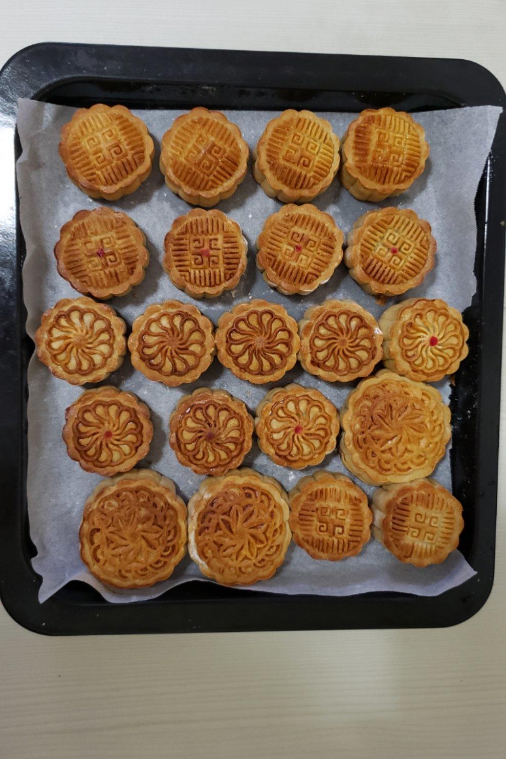 广式月饼—蛋黄莲蓉月饼