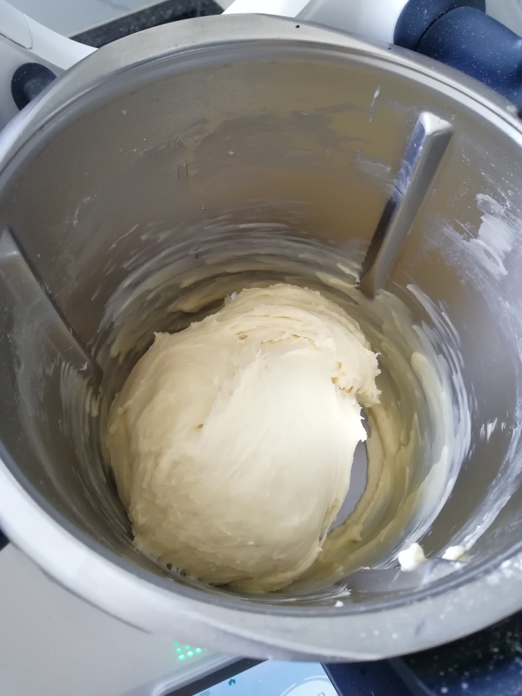 香味肆意的葱花辫子面包的做法 步骤2