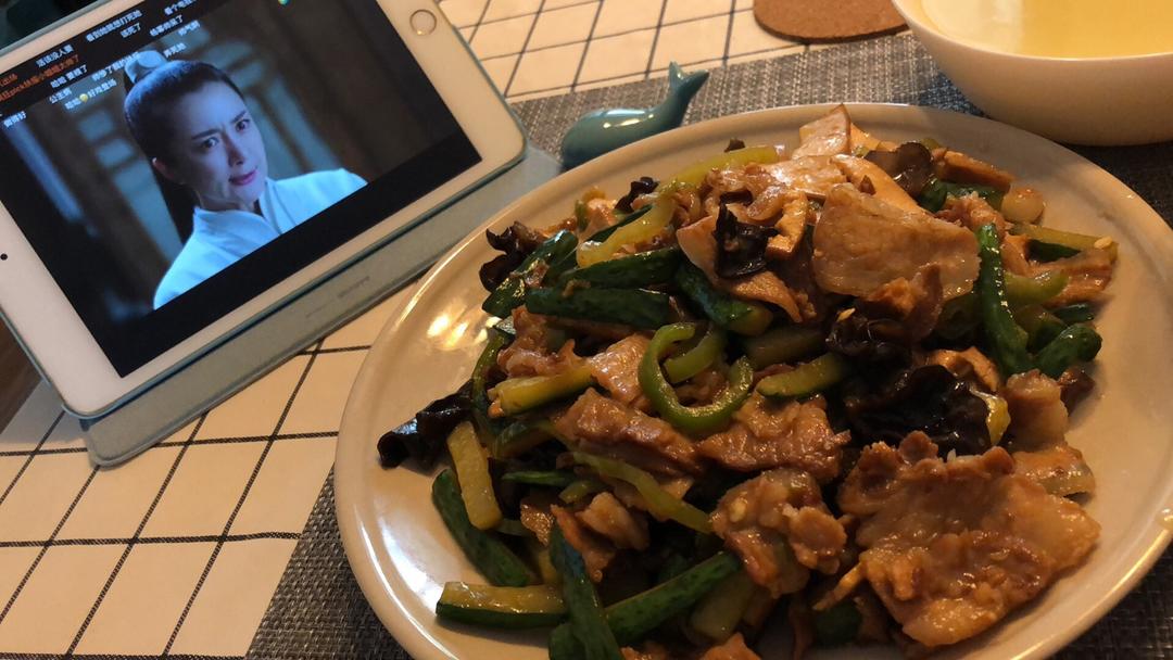豆干青椒黄瓜木耳炒肉