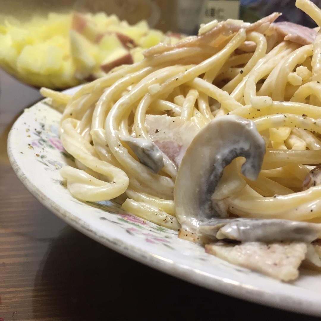白蘑菇奶油培根意面