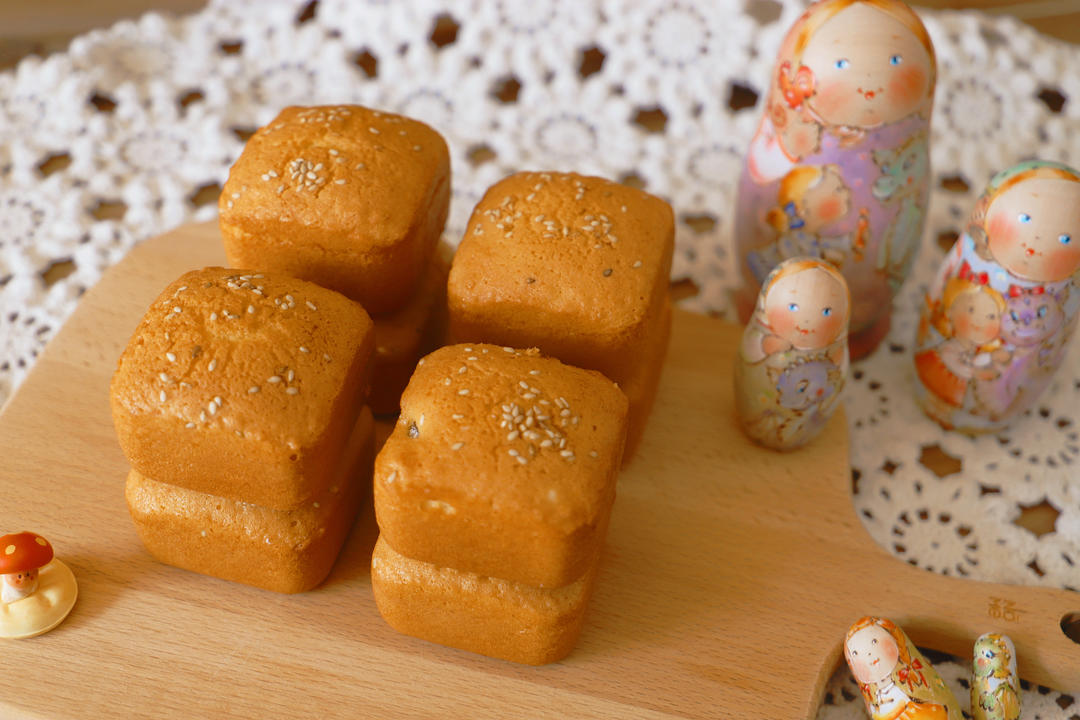 妈妈吃了一口蜂蜜老蛋糕，就让我去摆摊了...