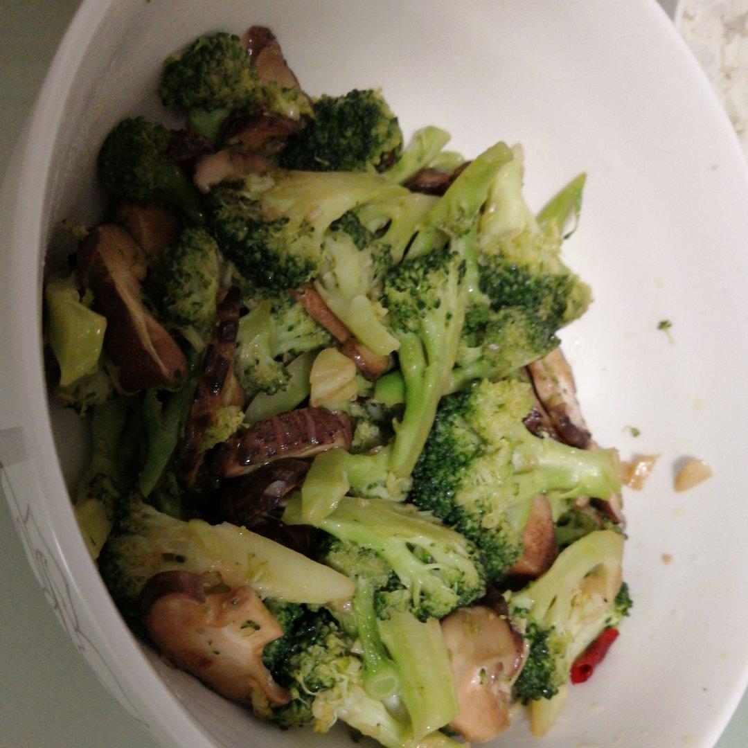 低脂好吃的西兰花炒香菇