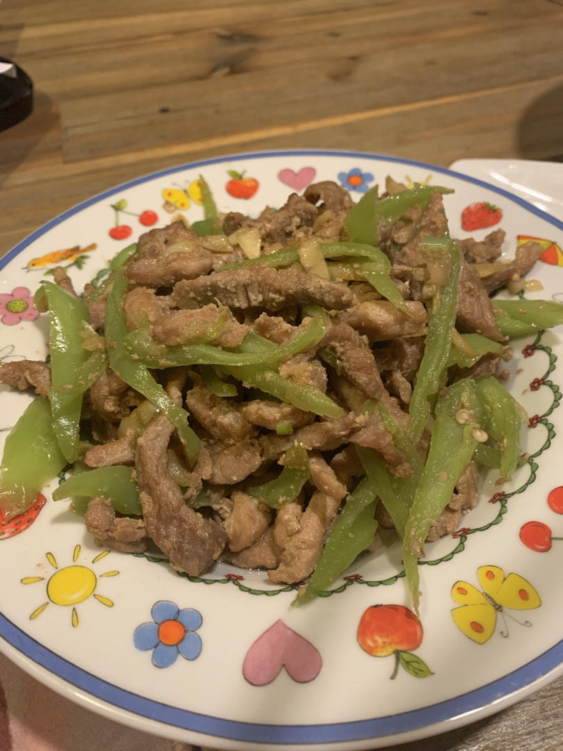 经典的家常菜，青椒炒肉丝，简单的食材也能做出如此美味