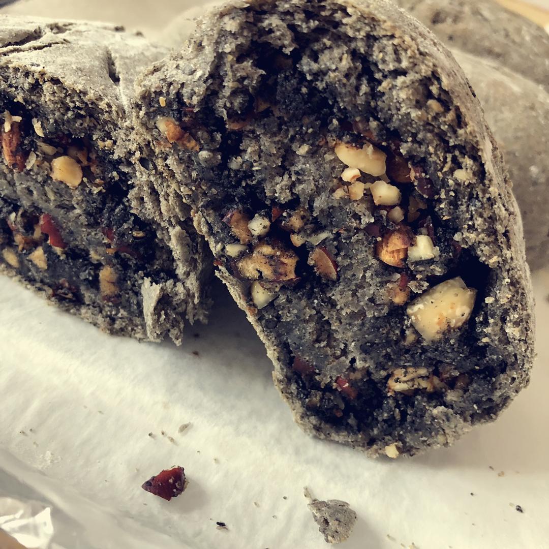 健康又美味的黑芝麻全麦核桃红枣软欧包