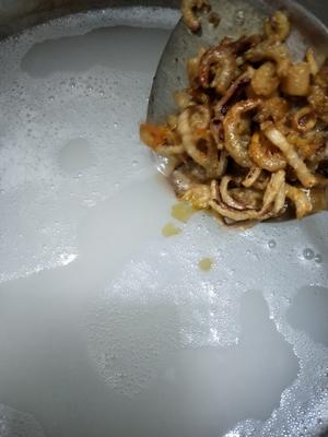 鱿鱼虾米瑶柱粥的做法 步骤3