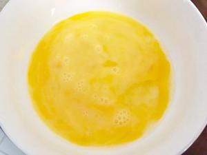 奶香扑鼻的黄油牛奶炒蛋的做法 步骤2