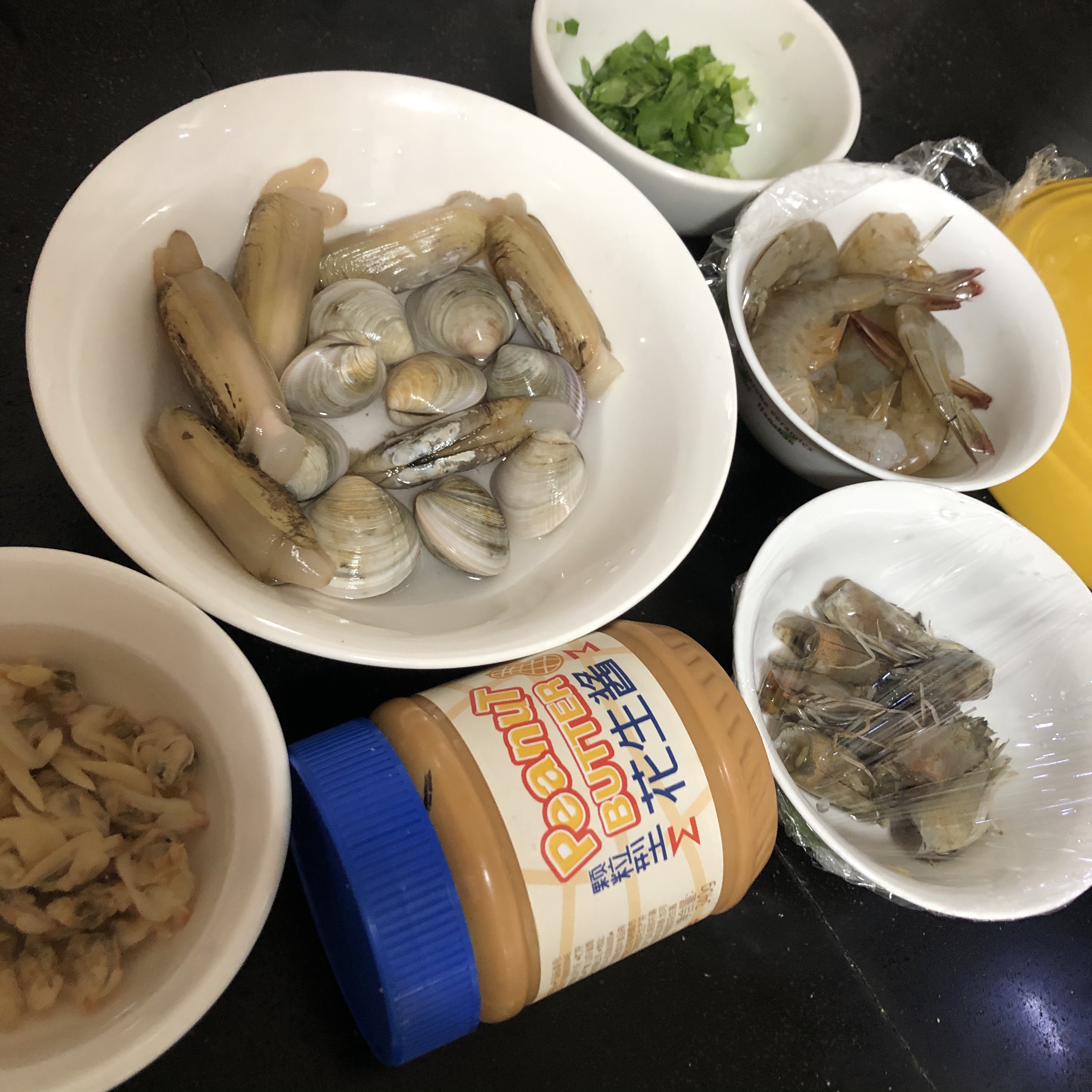 3人份砂锅海鲜粥的做法 步骤2
