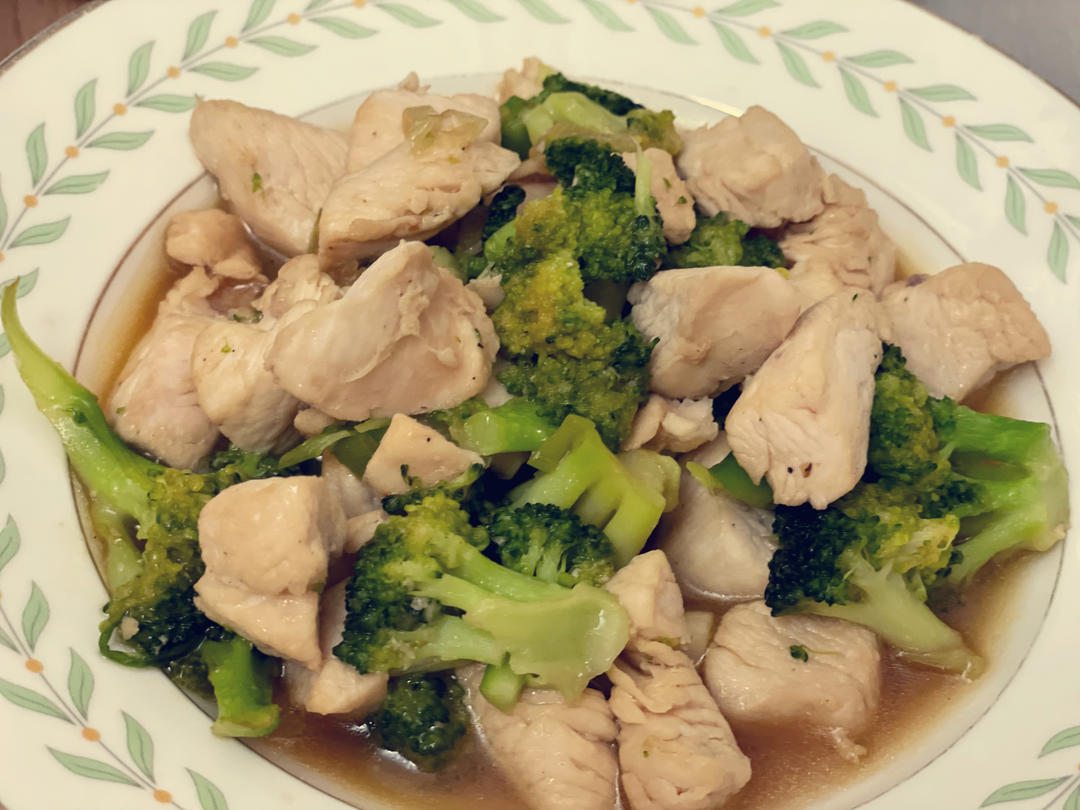 鸡胸肉炒西兰花