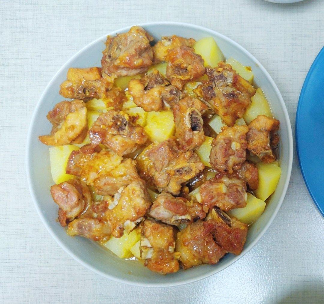 香酥排骨蒸土豆