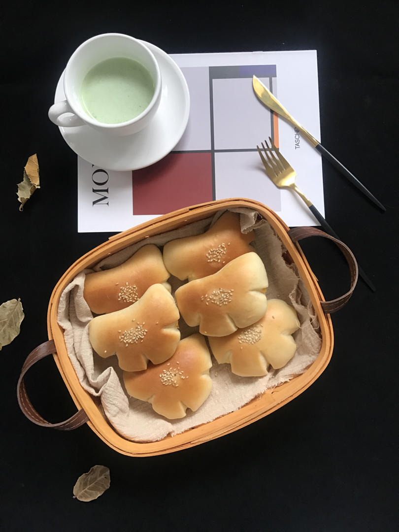 复古卡仕达夹馅面包