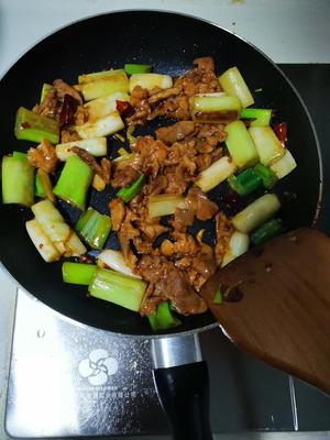 简单好吃的大葱炒肉的做法 步骤3