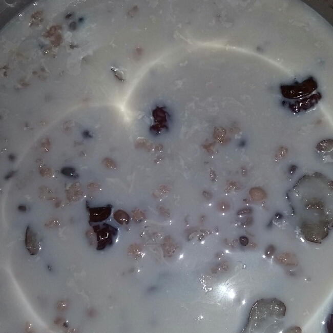 红枣红豆薏仁牛奶粥