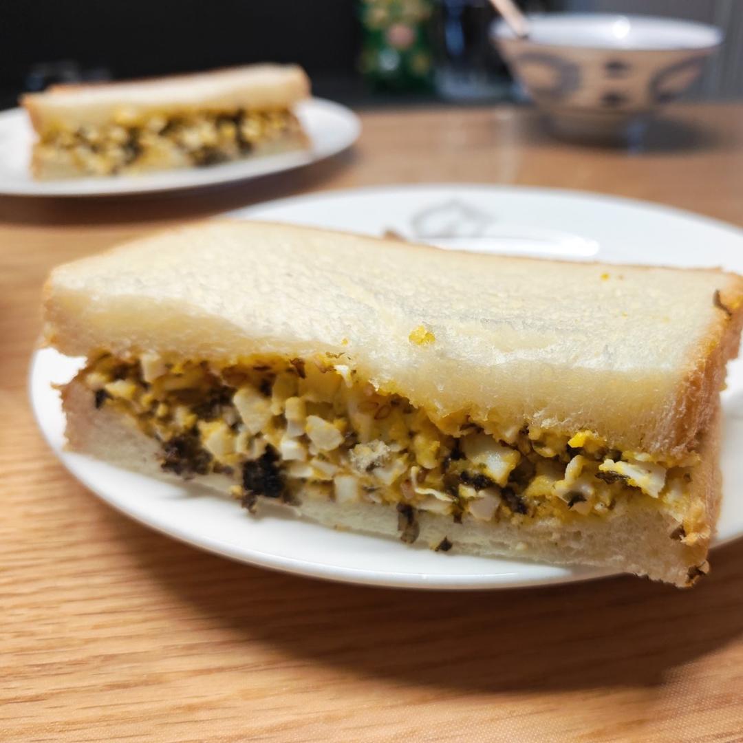 鸡蛋沙拉三明治