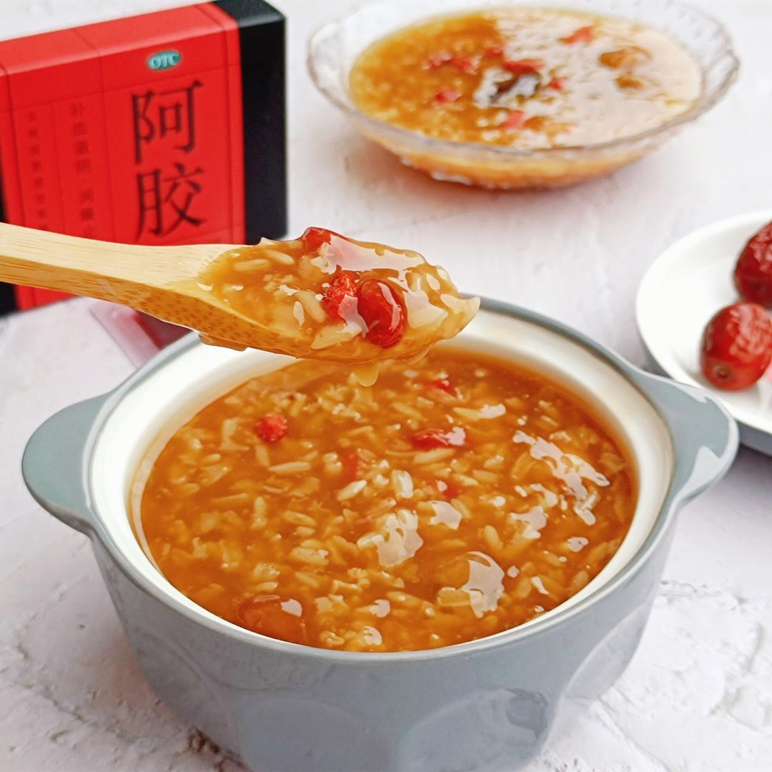 美容养颜的阿胶红枣糯米粥
