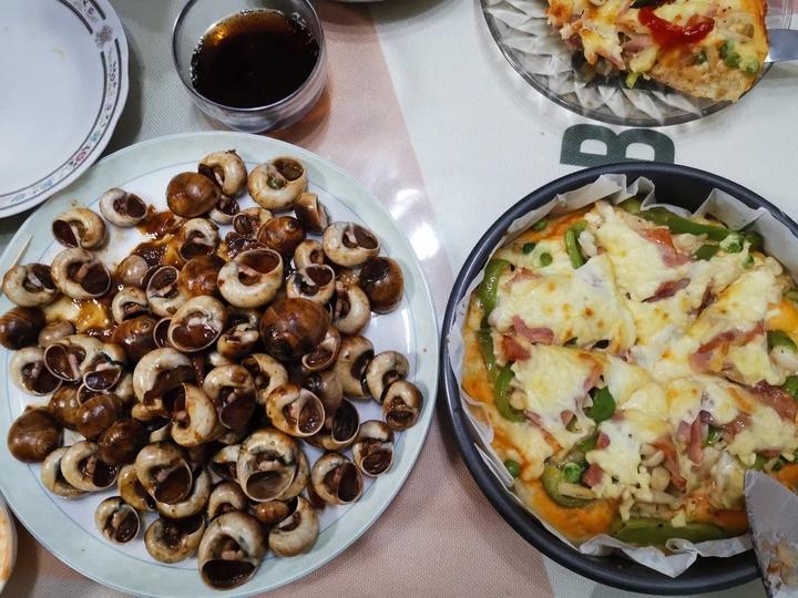 含宣软饼皮做法、自己在家也能做出馅料十足、超拉丝的美味诱人披萨