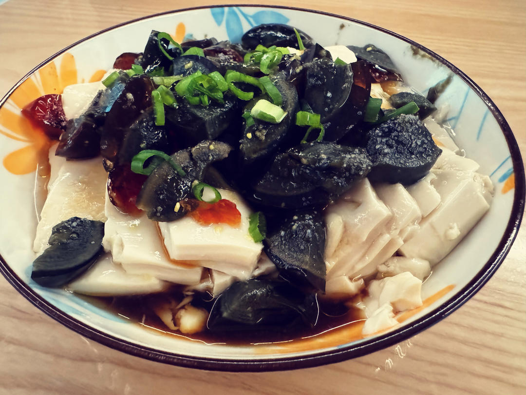 凉拌皮蛋嫩豆腐（红油香葱版）