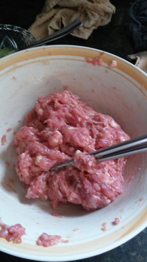 弹牙猪肉丸，猪肉丸波菜汤的做法 步骤5