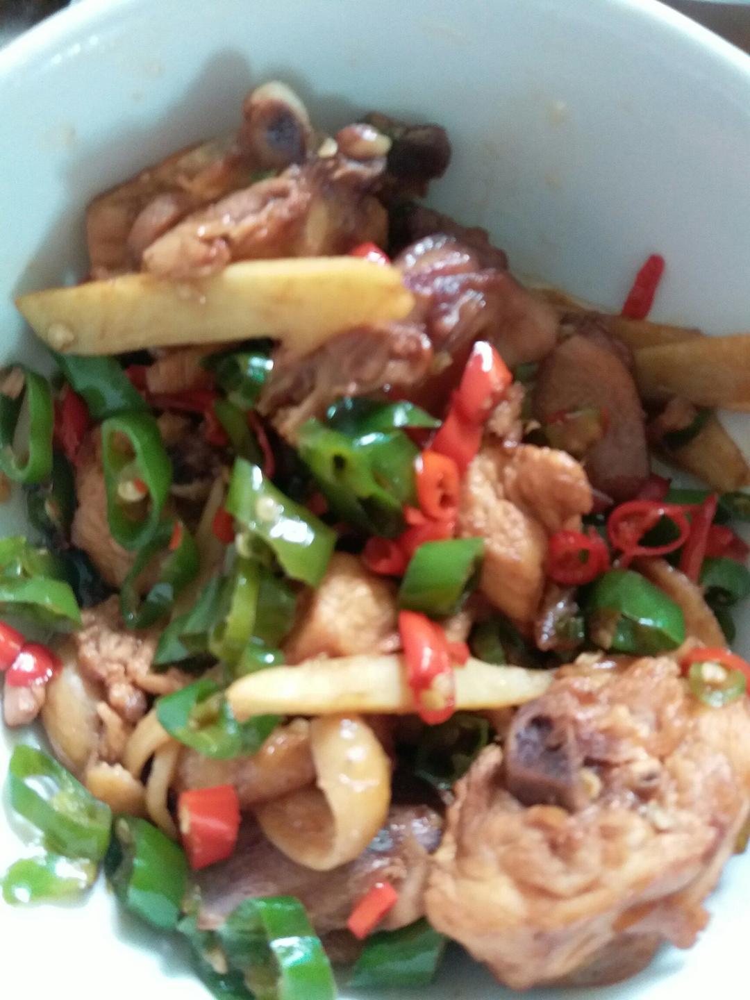 山黄鸡半只，啤酒，老抽，姜，蚝油，盐，湖南椒，朝天椒。先将鸡斩件，锅烧热放少许油，放鸡翻炒至鸡黄，放啤酒半瓶加盖焖熟。将盐蚝油老抽放碗里把,多余的汤盛入放调料的碗里。鸡肉里面加姜，湖南椒，朝天椒翻炒加调好的汤炒到收恣。