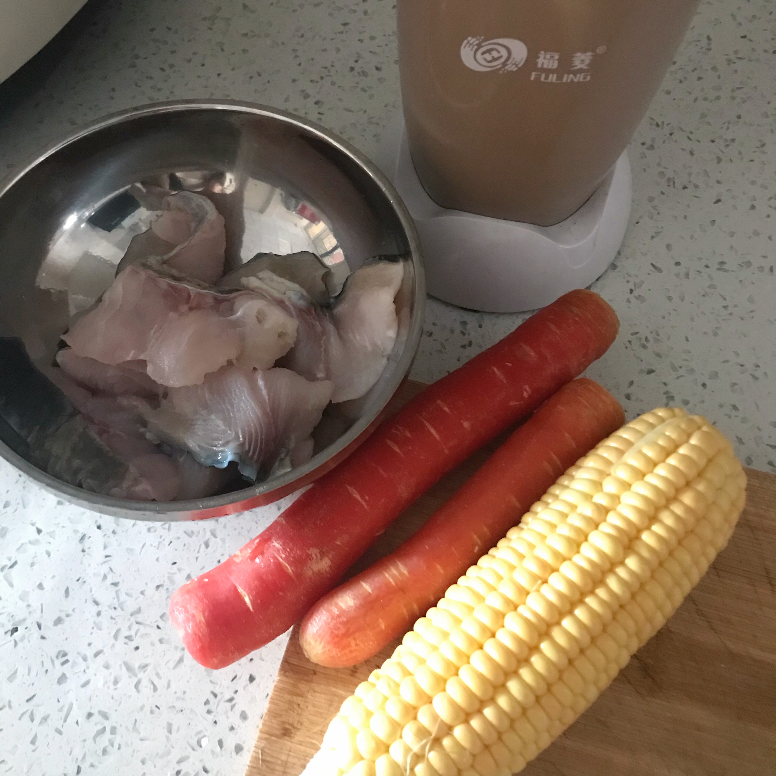 鱼肉胡萝卜玉米馄饨的做法 步骤1