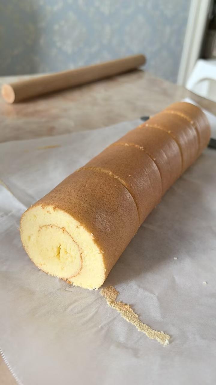 做了2卷低糖的蔓越莓蛋糕卷，给家中的2婆孙当早餐，细腻好吃不腻