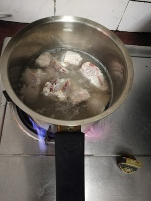 【20款家常老火汤】茅根竹蔗马蹄猪骨汤的做法 步骤2