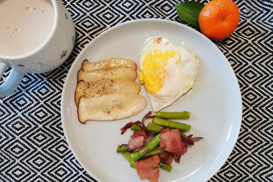芦笋培根、香煎鸡腿菇早餐