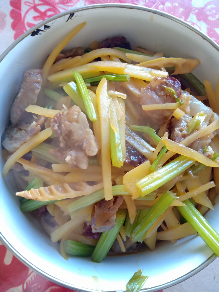 腊肉炒芹菜莴笋土豆丝的做法