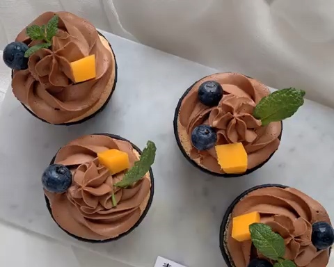 巧克力香缇奶油制作方法 浓醇巧克力奶油蛋糕 纸杯蛋糕的做法