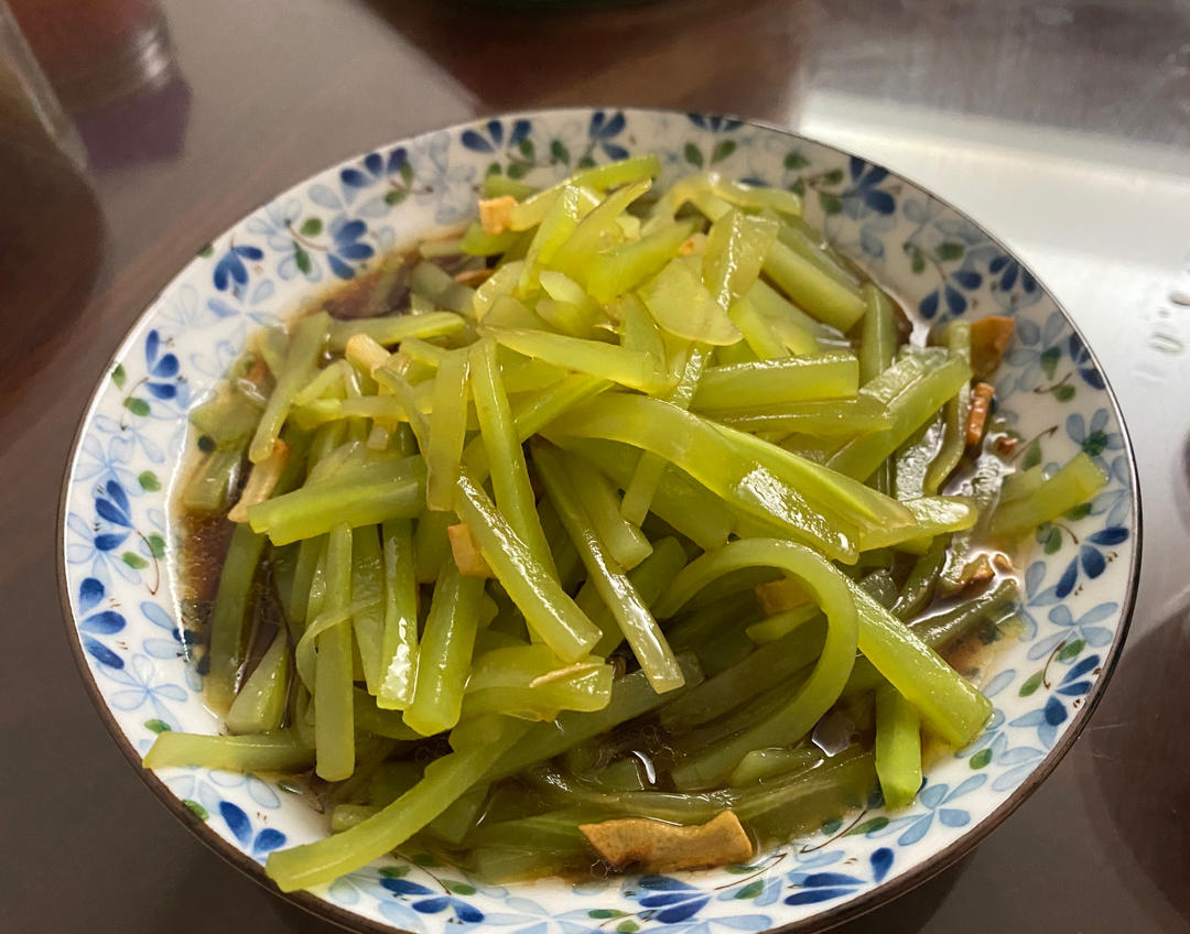 10分钟搞定的快手凉拌菜，清脆爽口的凉拌莴笋丝