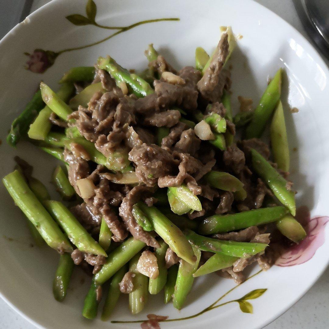 黑椒牛肉炒芦笋
