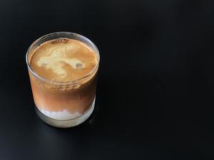 【冠军的咖啡配方】之超简单的“Dirty coffee脏脏咖啡”的做法 步骤6