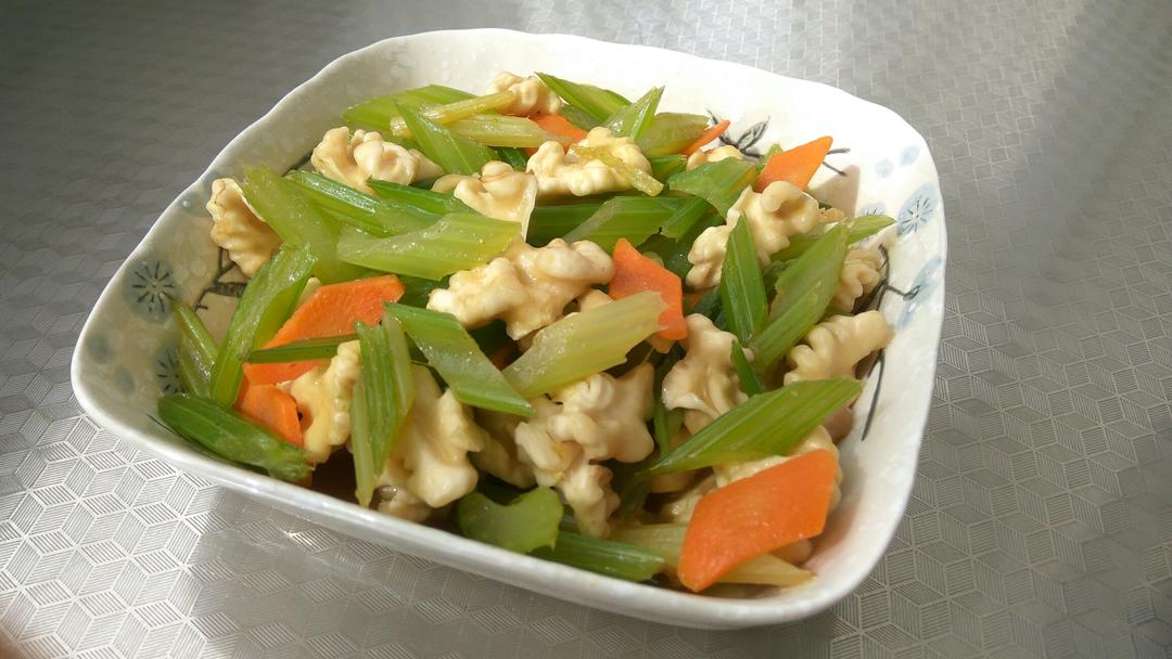 静雨听风做的西芹核桃仁