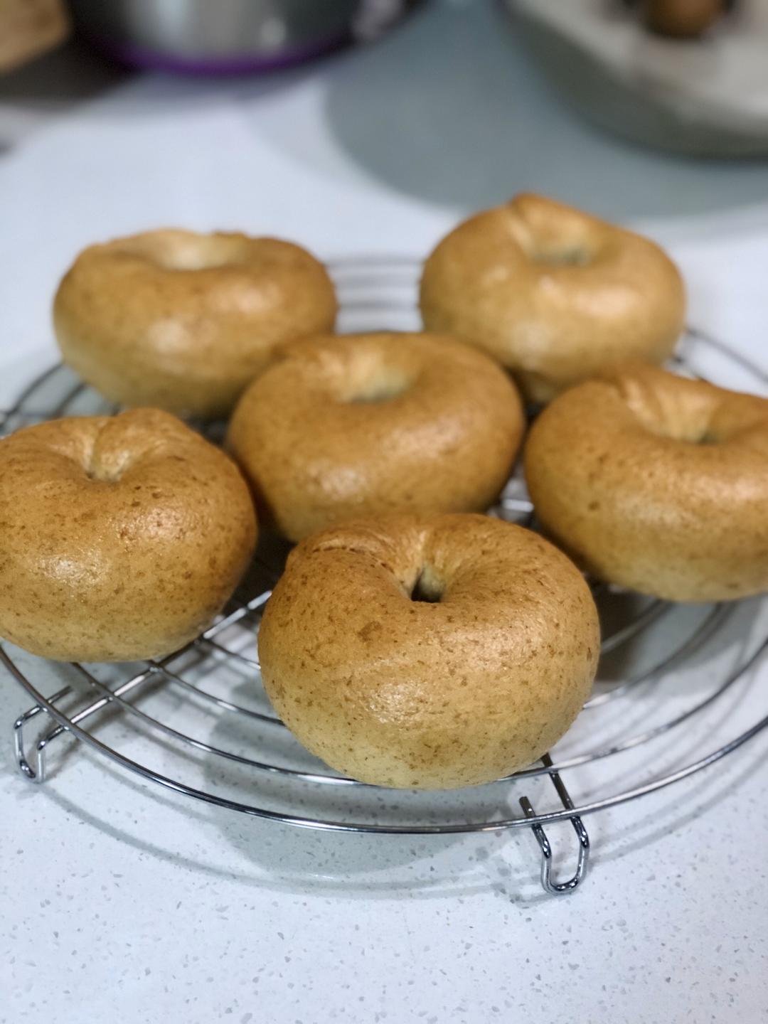 黑麦腊肠贝果