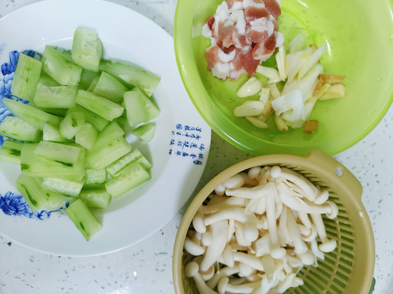 夏日爽口菜-黄瓜炒海鲜菇的做法 步骤1