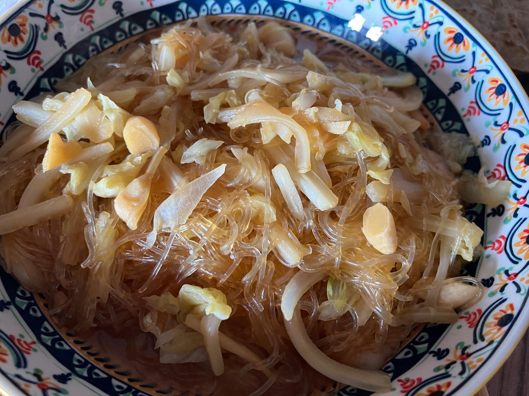 虾米粉丝长白菜，加入虾仁和茶干抵主食，瘦身美人