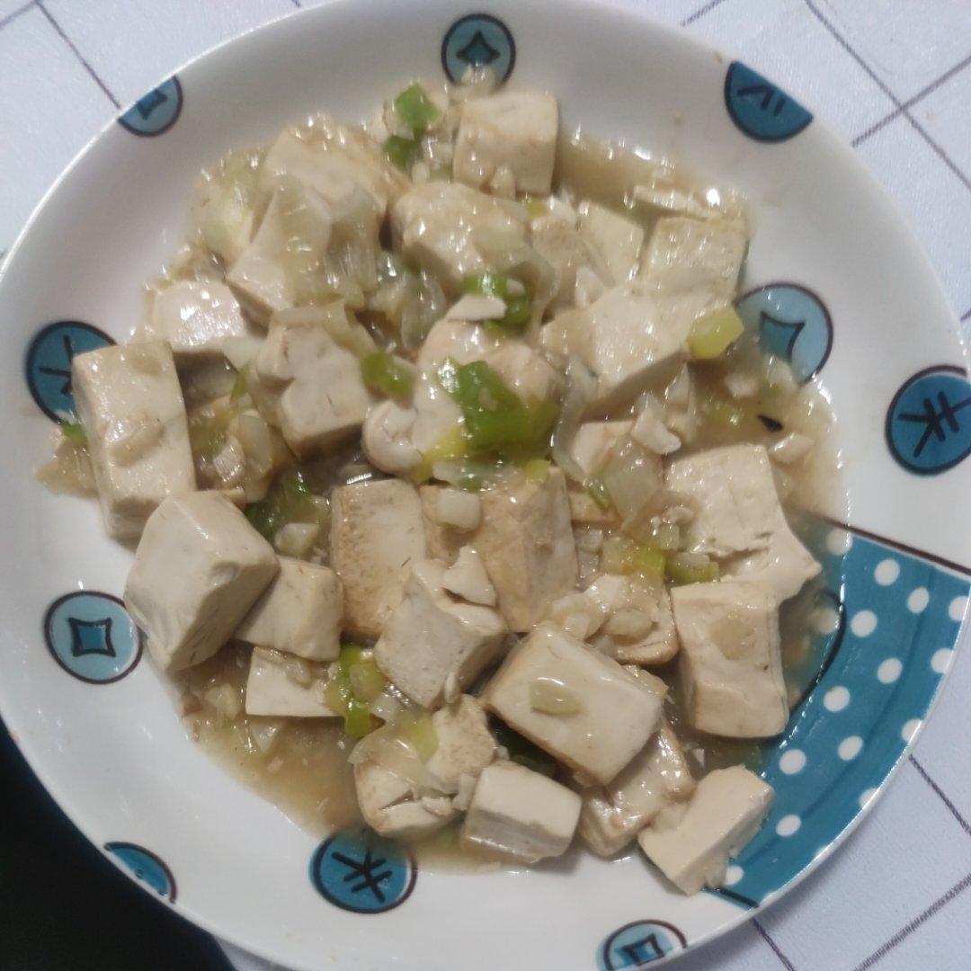 不放肉也超下饭的葱焖豆腐