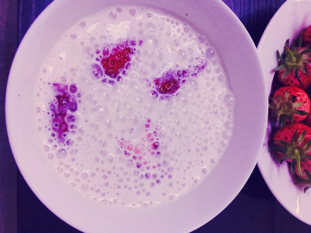 香蕉草莓牛奶的做法