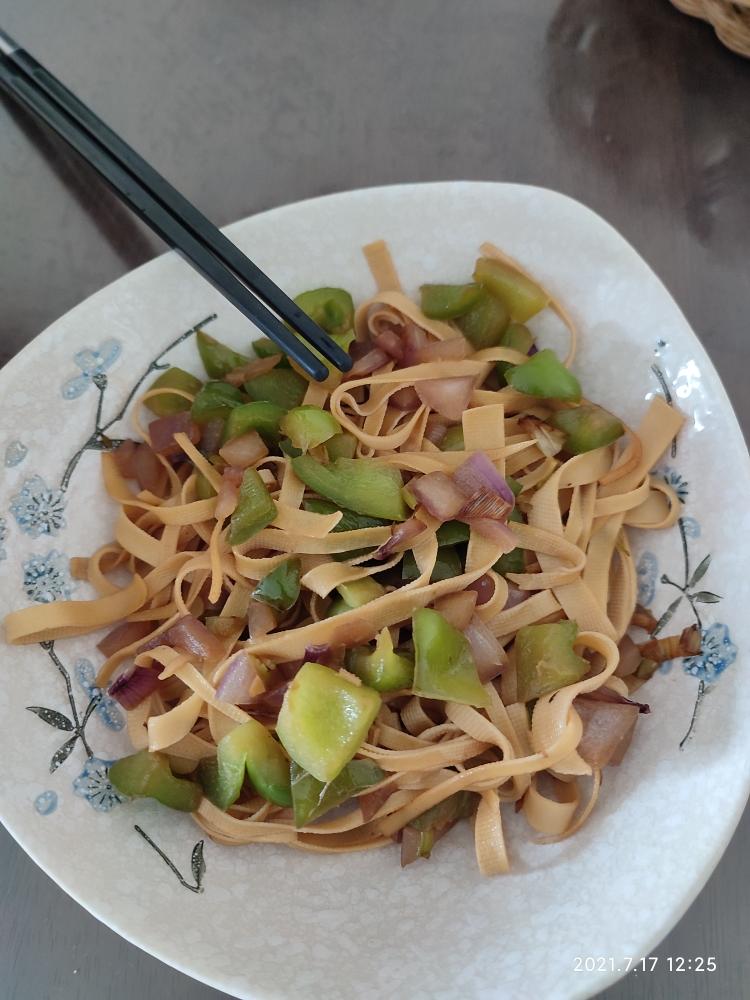 青椒洋葱炒豆腐皮