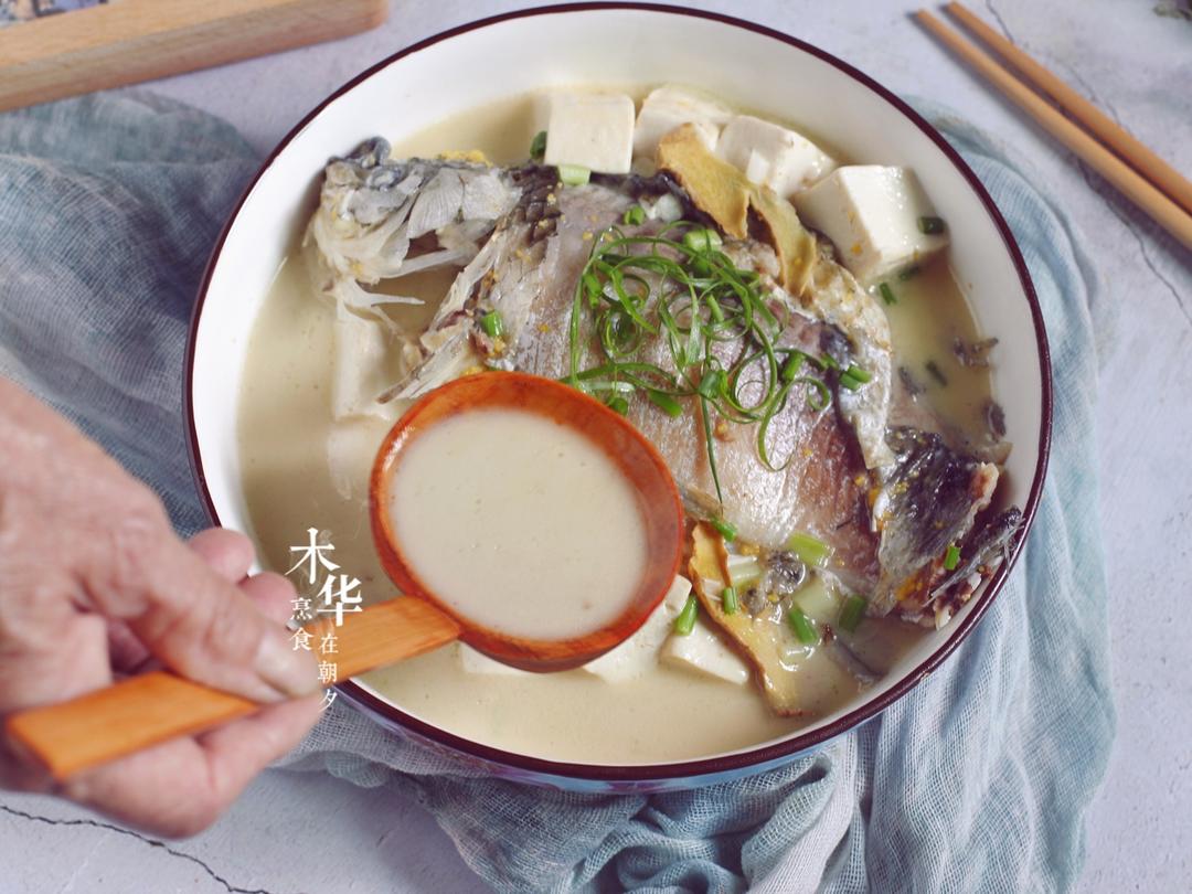 汤白鱼鲜营养多，鲫鱼豆腐汤