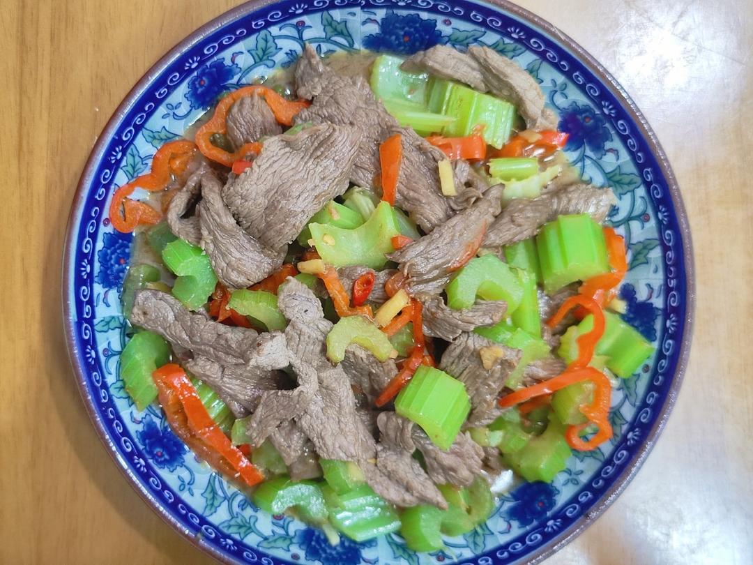 好吃到邻居敲门蹭饭的芹菜炒牛肉！