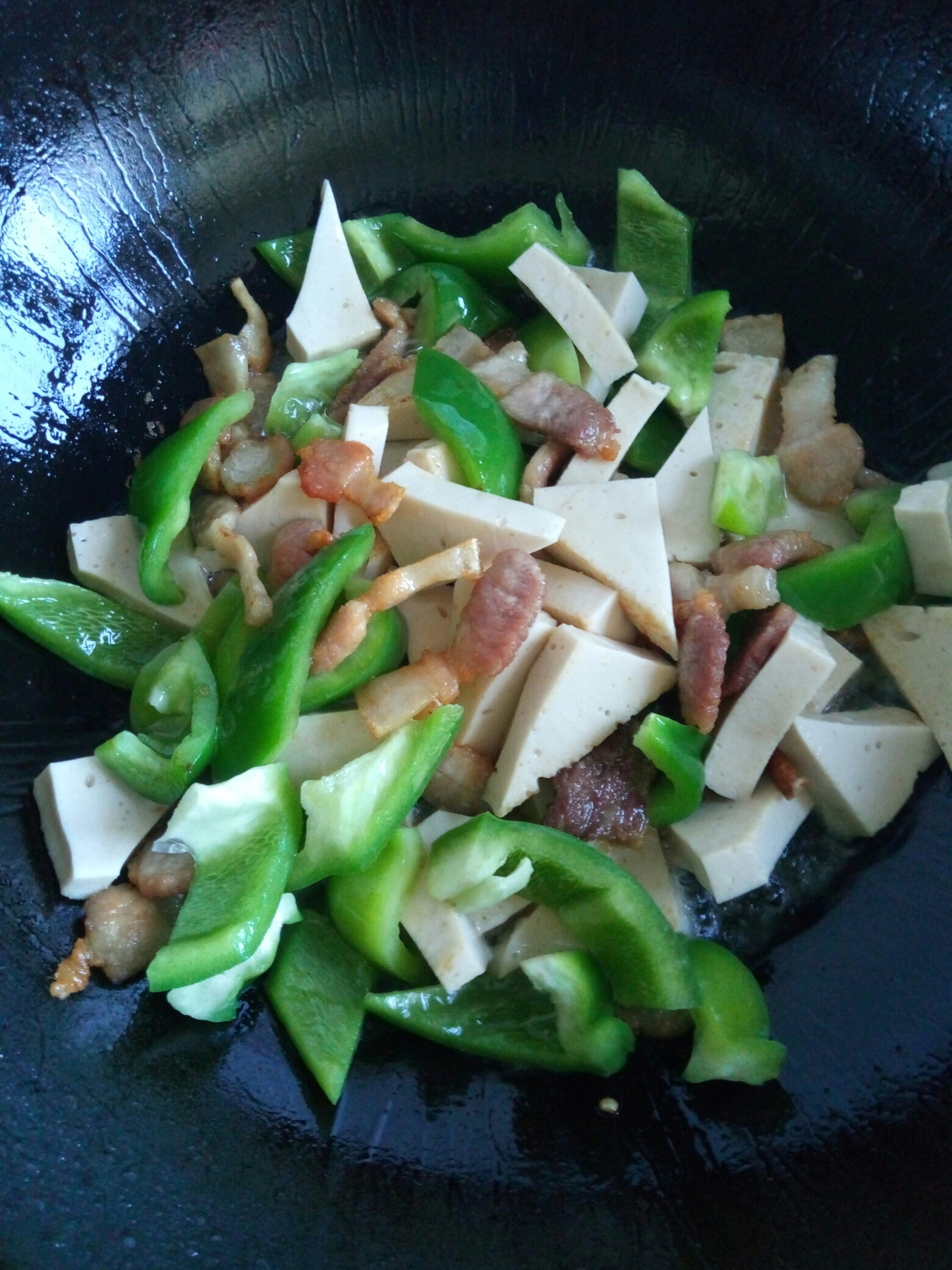 干锅豆腐炒青椒小肉的做法 步骤4