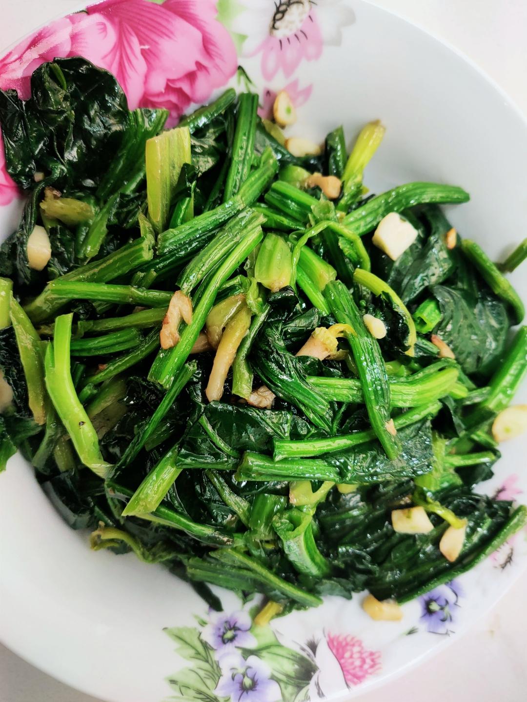 不涩口又嫩的清炒菠菜