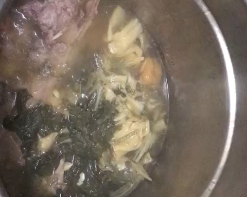 广东白菜干煲烧猪骨的做法